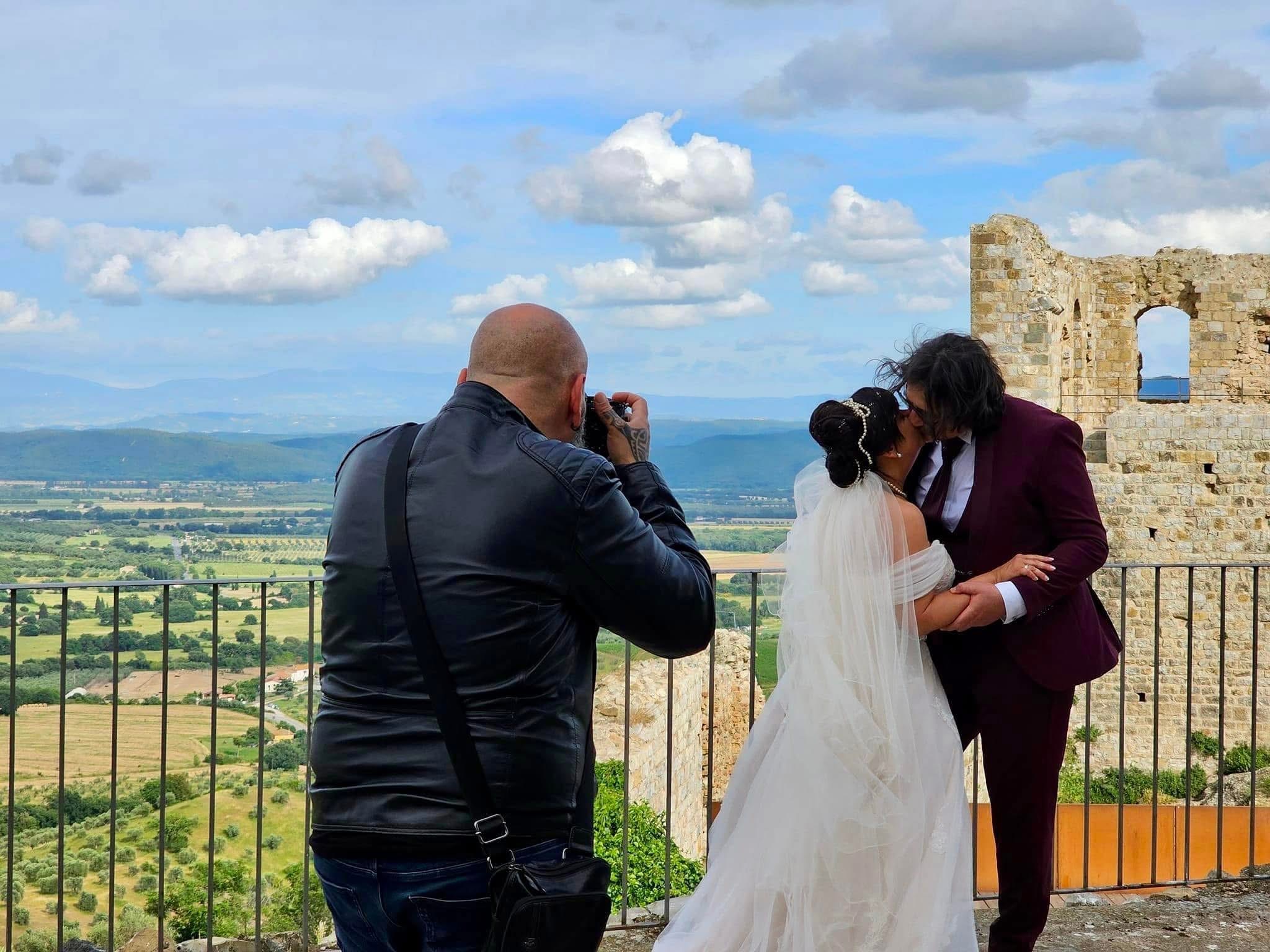 Angelo Schender fotografa una coppia di sposi in Toscana