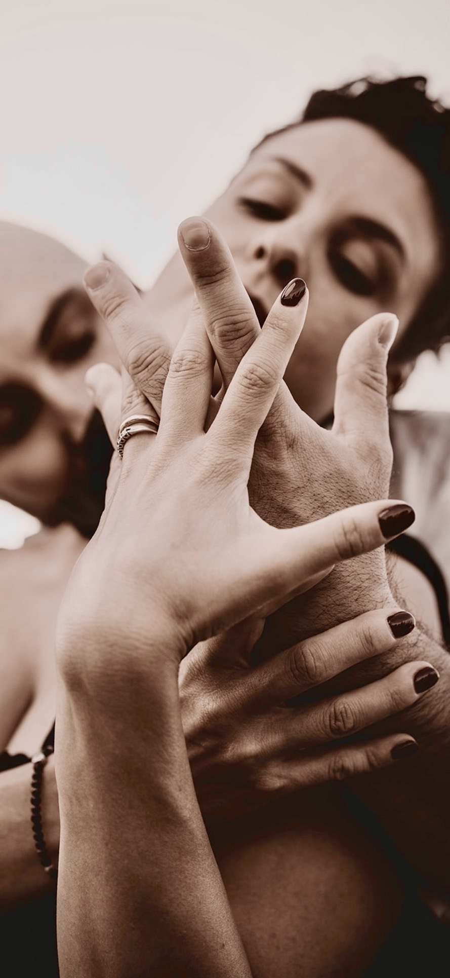 Mani e fedi matrimonio, dettaglio emozionale