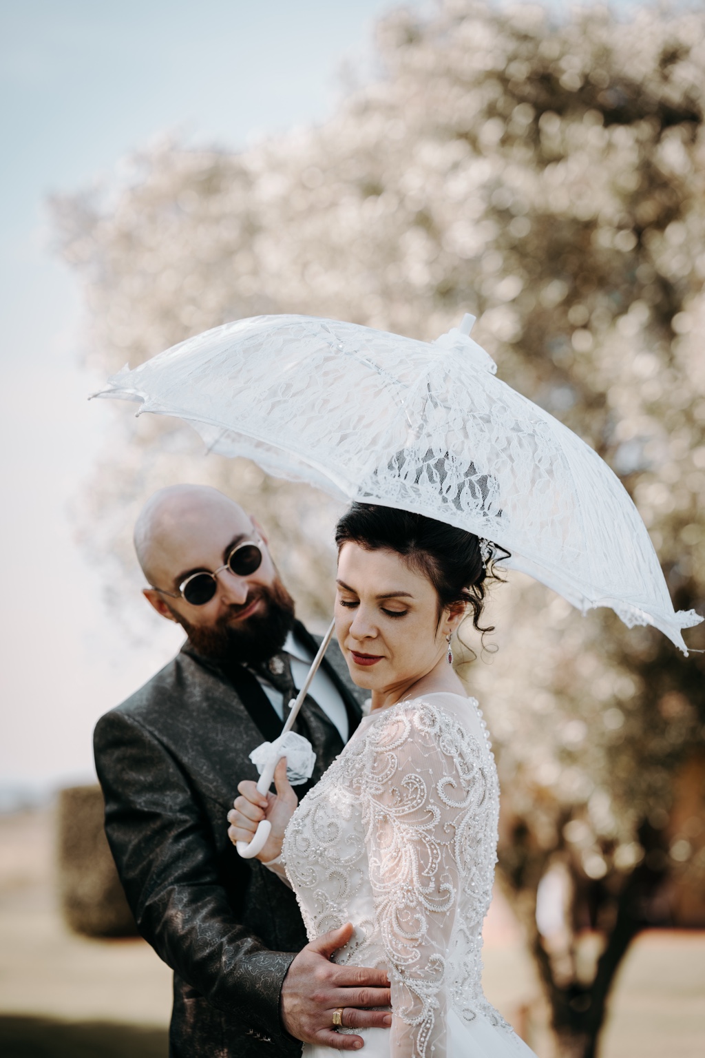 Sposi con ombrello bianco in Toscana